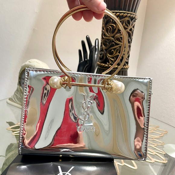 Yves Saint Laurent - Picture 1 of 10